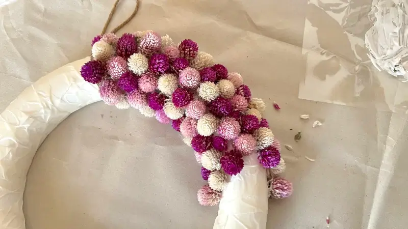 センニチコウの花を土台に固定する