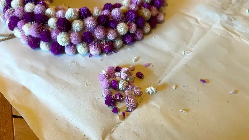 小さい花を使って隙間を埋める