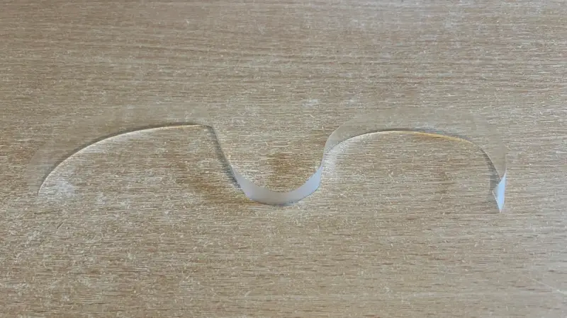 固定用のテープを準備する